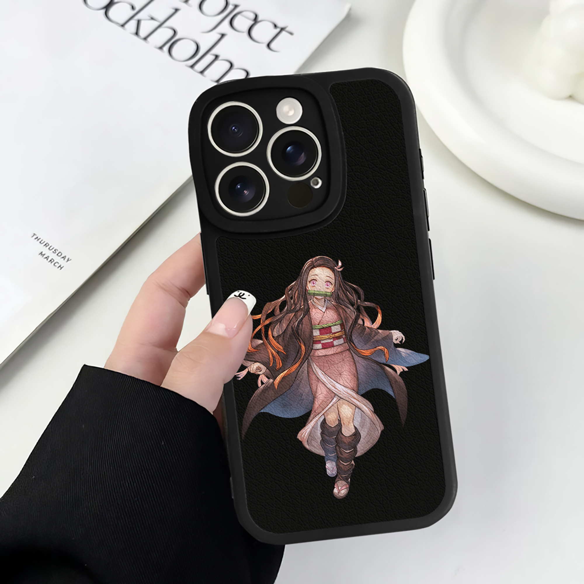 （画像用） 鬼滅の刃（きめつのやいば）竈門 禰󠄀豆子／かまど ねずこ Kamado Nezuko 【iPhone 16シリーズ対応】シリコンスマホケース（レザー調） 材質：シリコン